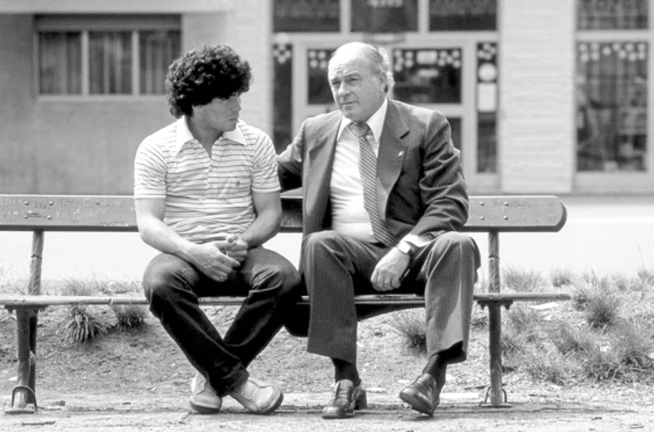 Photo de Maradona sur un banc